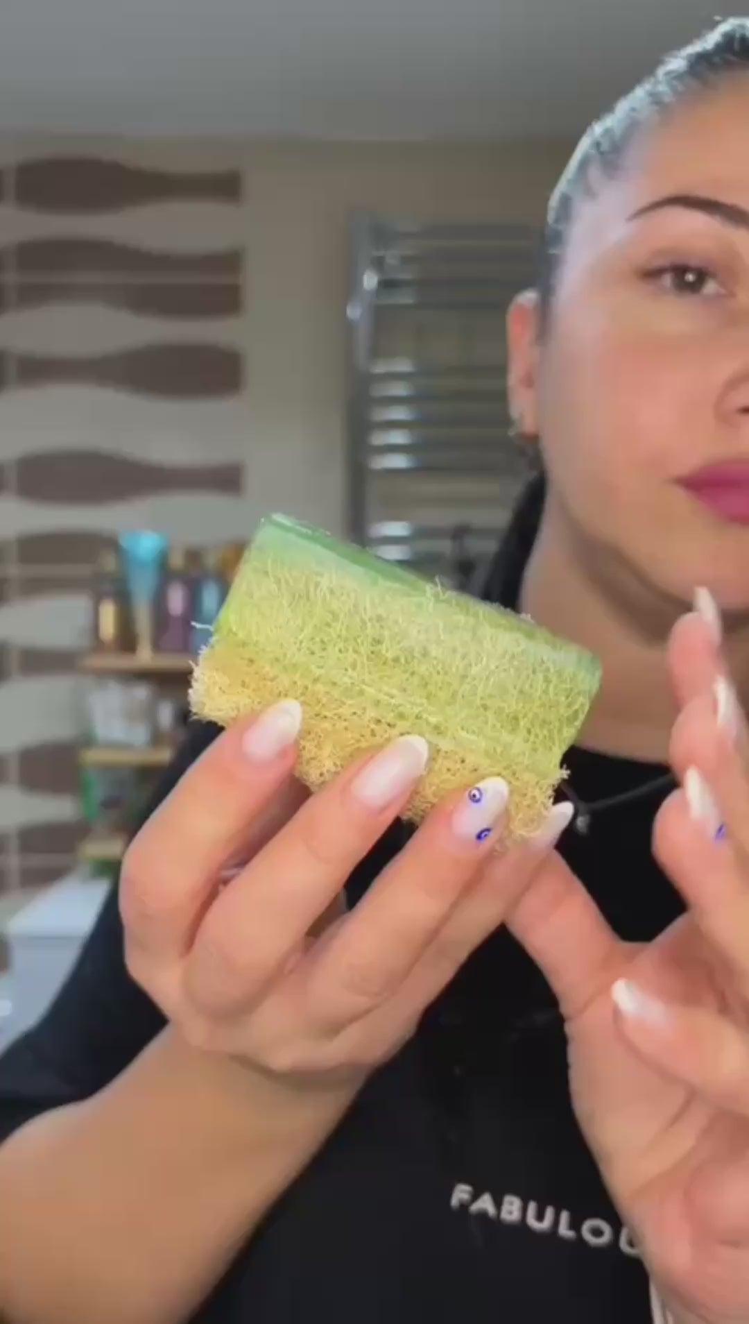 Charger la vidéo : <p>Deux Savons aux Bénéfices Ciblés, Une Efficacité Plébiscitée**</p><p>Découvrez les deux piliers de notre gamme, des best-sellers nés de notre expertise et récompensés par la confiance de milliers de peaux.</p><p><strong>Le Doux Rénovateur : Savon aux Fibres de Citrouille &amp; Extrait de Riz</strong><br/>Idéal pour révéler l'éclat naturel de votre peau. Sa formule allie l'exfoliation délicate des fibres de luffa aux propriétés apaisantes et illuminatrices de l'extrait de riz. Il élimine les cellules mortes, affine le grain de peau et laisse un teint lisse, frais et visiblement reposé. <strong>La parfaite routine pour un teint lumineux et purifié.</strong></p><p><strong>Le Purifiant Équilibrant : Savon au Luffa &amp; à l'Aloe Vera</strong><br/>Spécialement conçu pour les peaux mixtes à grasses et à imperfections. L'action nettoyante profonde du luffa et les vertus séborégulatrices et apaisantes de l'Aloe Vera agissent en synergie. Ce savon aide à réduire les brillances, prévenir les imperfections et calmer les rougeurs pour une peau nette, matifiée et sereine. <strong>L'alliance purifiante pour une peau parfaitement équilibrée.</strong></p><p>Deux formules, une même promesse : l'efficacité prouvée d'ingrédients naturels soigneusement sélectionnés, pour des résultats qui transforment votre routine en moment de soin essentiel. Rejoignez la communauté de celles et ceux qui ont adopté l'efficacité ciblée de LuffaPure.</p>